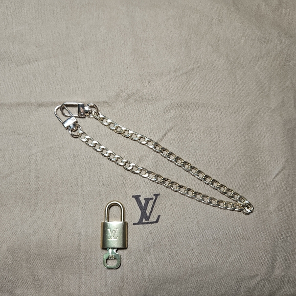 2 Authentic Louis Vuitton Lock & Keys #322 & #323 (Plus 2 unbranded chains) - Picture 4 of 8
